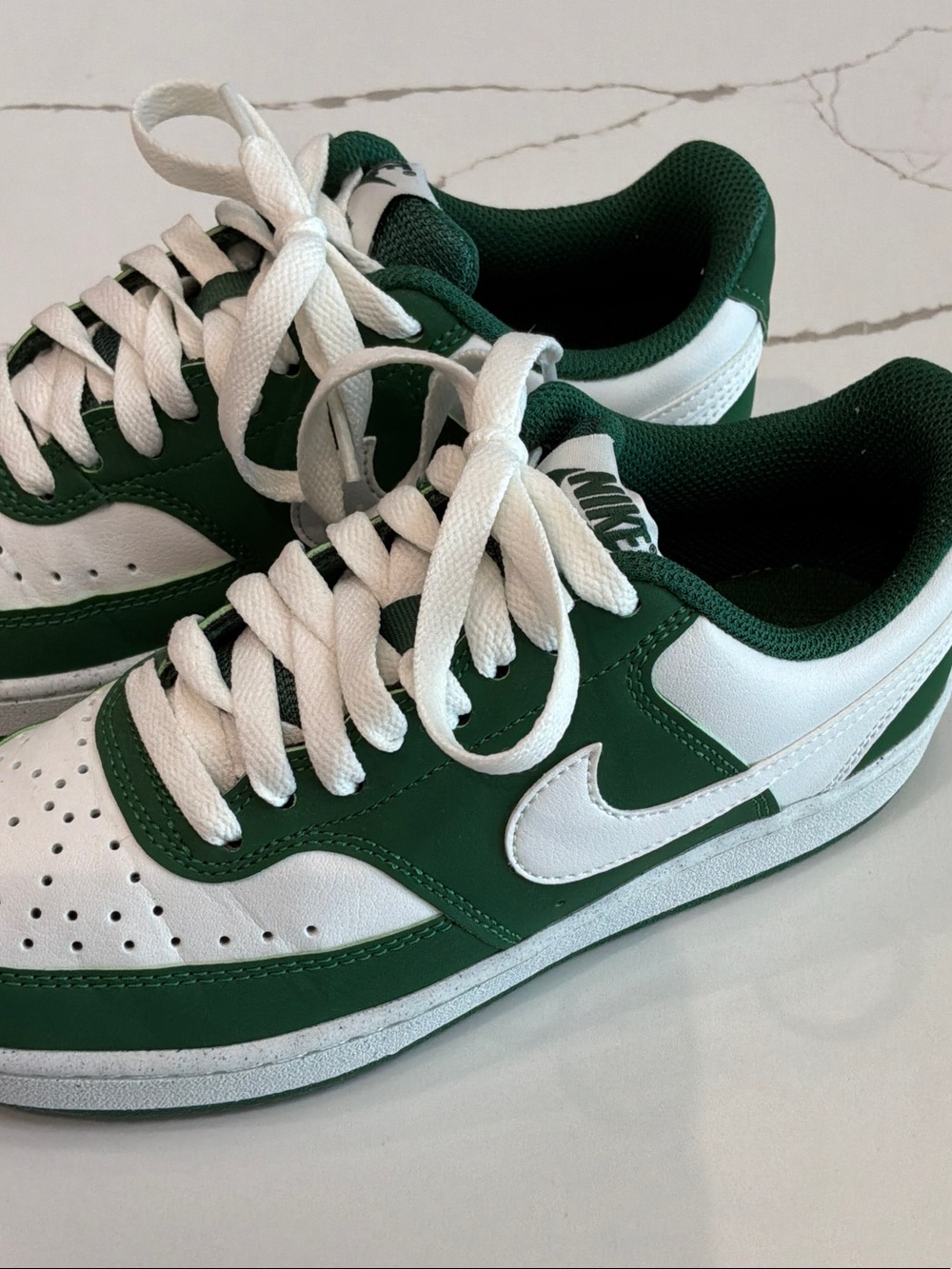 Nike Size 6 Women’s Low-Top Sneakers White Green Worn Trying On Minor Crease - Picture 3 of 16